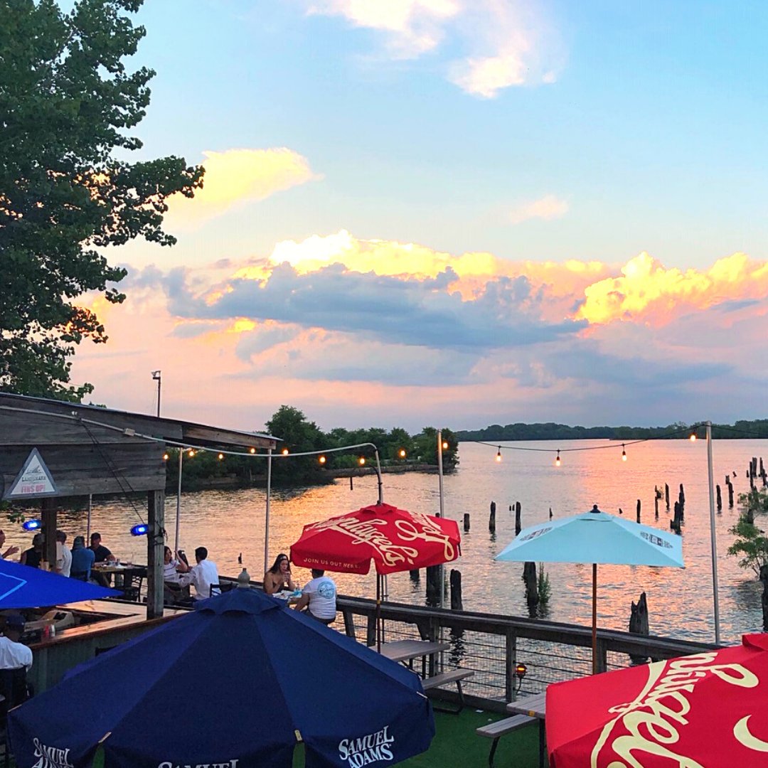 cavsriverdeck's tweet photo. Join us for dinner &amp; drinks on the water...The view is pretty amazing!

For our hours, to check out the food &amp; drink menu and to make a reservation: https://t.co/xy3eRSkAfY #CavsRiverdeck https://t.co/GR5fEDn8DT