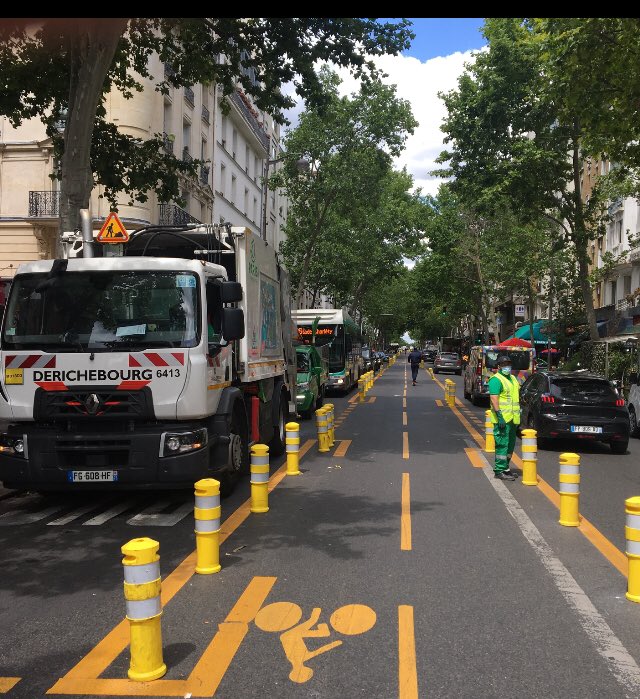 Lorsque le ramassage des poubelles se fait, l’embouteillage est là. #avenuedesaintouen #paris17 #soscommercants en périls. Certainement un ingénieur des ponts et chaussés qui a eu cette idée folle, pour le bien-être d’une minoritée,qu’est ce qu’on ne ferait pas...