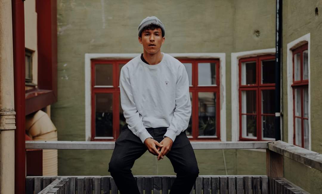 fransitaly's tweet photo. A mezzanotte uscirà "On a Wave" il nuovo singolo di @fransbyfrans, che anticipa l'uscita dell'album 'Present' il 24/07, insieme agli altri brani "Monday" il 10/07 e "Mm mm mm" il 17/07.

#Frans #FransJeppssonWall #Present https://t.co/6F5N3AivOF