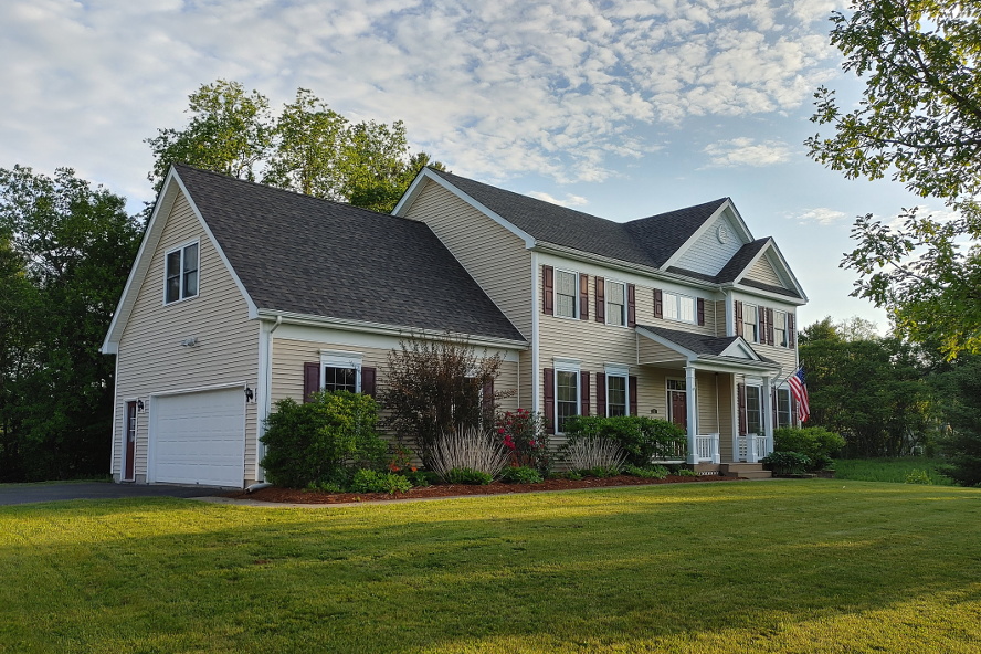 ChamplainRoofi1's tweet photo. Another Happy customer! Jericho, VT. IKO Roofing #Dynasty #Driftshake shingles used. Beautiful!
#vtroofs #champlainroofing #IKO #ABCSupply #BestLocalRoofer #RoofingMilton #RoofingJericho #BestQualityRoofing #BestPrices https://t.co/Vzti6vUH8I
