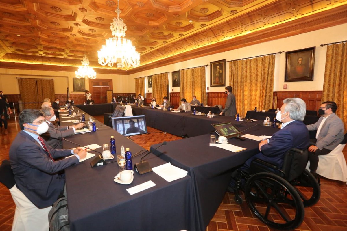 Ayer en sesión de gabinete, físico y virtual, analizamos el avance de nuestros ejes de trabajo: salud, empleo, alimentación y dolarización. Hoy visitaré Tena para entregar títulos de propiedad, créditos agrícolas y raciones alimenticias.