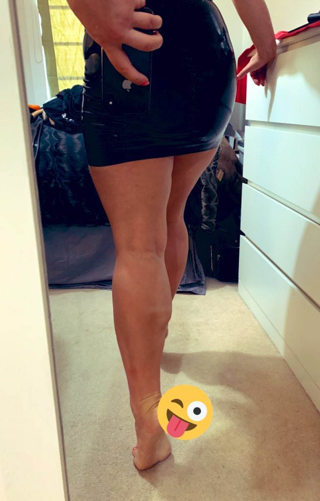 Who is next to admire and #worship my #stonglegs and #calves ? #feet #feetbuyers #FootFetish #latex #musclegrowth #muscle #shesquat #squatsorority #squat 
I’m online right now for webcam, phone chat ! 
adultwork.com/LadyCarla_lond…