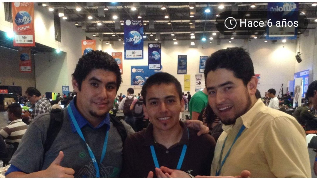 Hace 6 años con <a href="/freddier/">Freddy Vega</a> y <a href="/cvander/">Christian Van Der Henst✨</a> en #CampusParty llegaron con un dron y el pendón de <a href="/platzi/">Platzi</a> al hombro. Fue una gran conferencia.