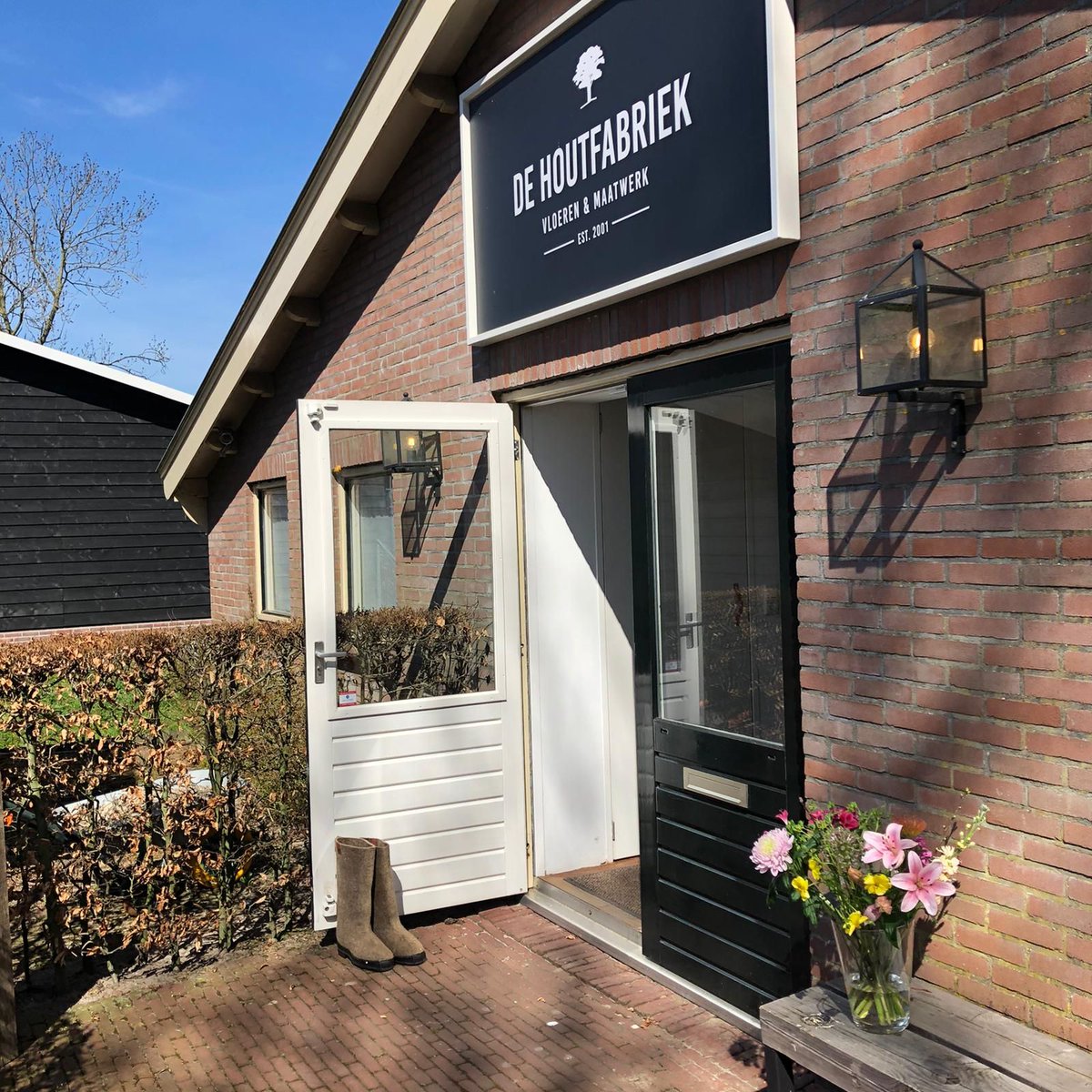 Nog geen plannen dit weekend? You're welcome! ☀️  
Kerkdijk 24a Westbroek (tegen Utrecht aan) buff.ly/3gtqqGZ
•
#dehoutfabriek #tafelsopmaat #tuintafel #maatwerk #houtenvloeren #visgraat #patroonvloeren #stalendeuren #zelfsamenstellen #welkom #leukdatjeerbent