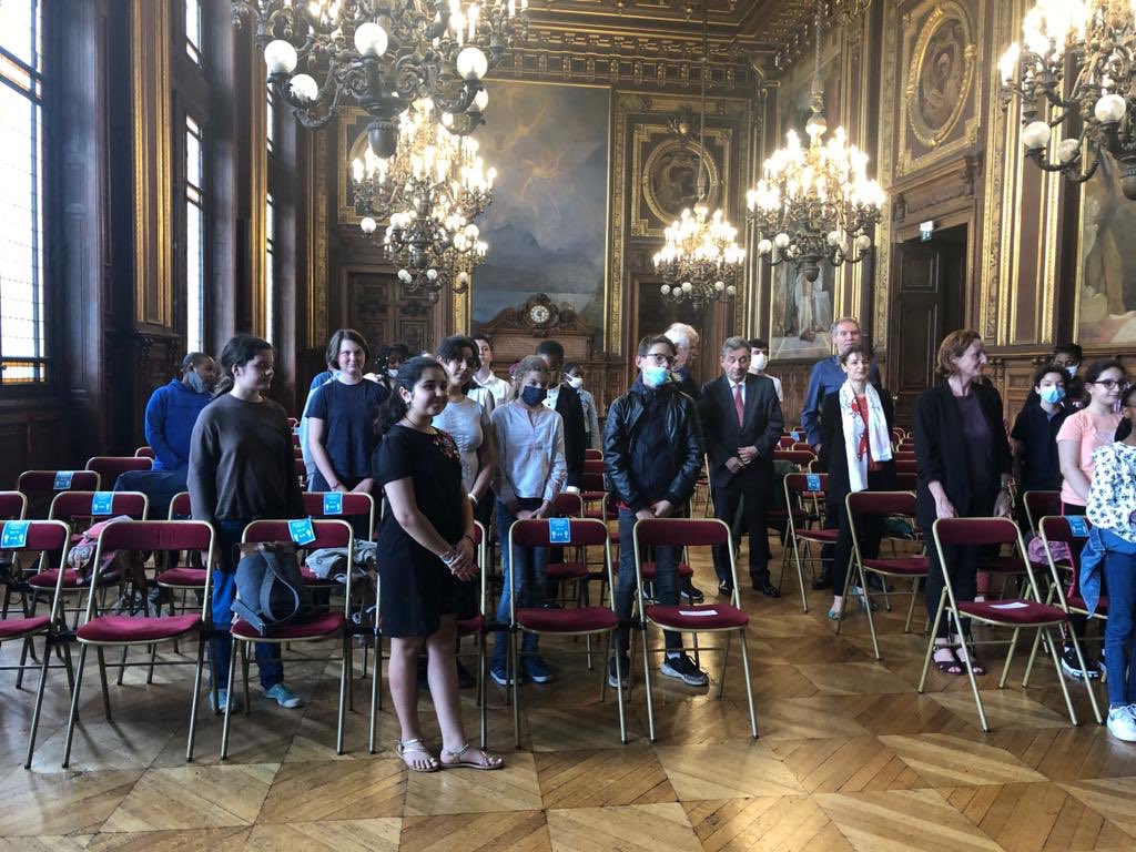 clg_Roseblanche's tweet photo. Le @clg_Roseblanche présent à la signature de la convention avec fondation Goodplanet de Y. Arthus-Bertrand cette après-midi en @SorbonneFr en présence de Monsieur le Recteur. @Academie_Paris #DeveloppementDurable https://t.co/MgfVrX7eLi