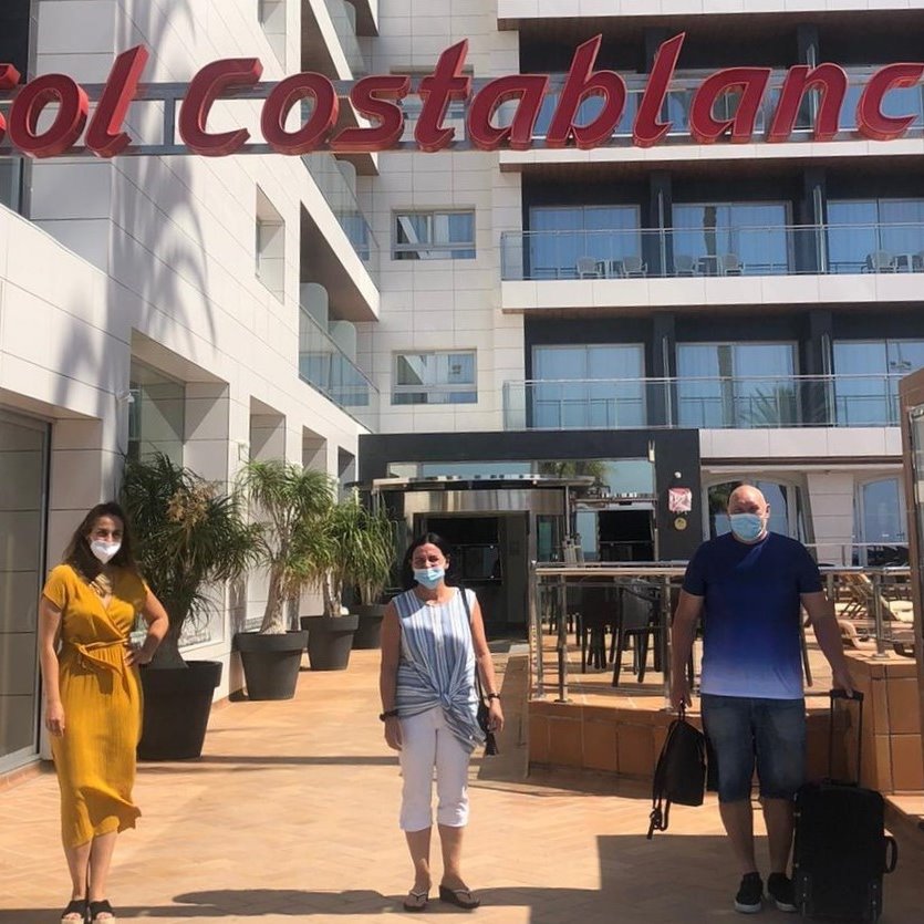Y por fin ayer Sol  Costablanca abró sus puertas para volver a recibir a nuestros huéspedes!. Gracias por elegirnos y a todo el equipo por su esfuerzo! En la foto nuestra Directora Cristina Rebner <a href="/CristinaRebner/">Cristina Rebner</a>  da la bienvenida nuestros primeros clientes #staysafewithmelia