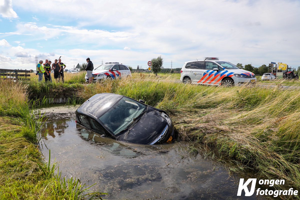 District16nl's tweet photo. Op de #N446 bij #Hoogmade is een personenauto te water geraakt nadat deze een traktor wilde inhalen. De bestuurder raakte niet gewond. Een berger komt ter plaatse om het voertuig te bergen. https://t.co/KO30XdbWX5
