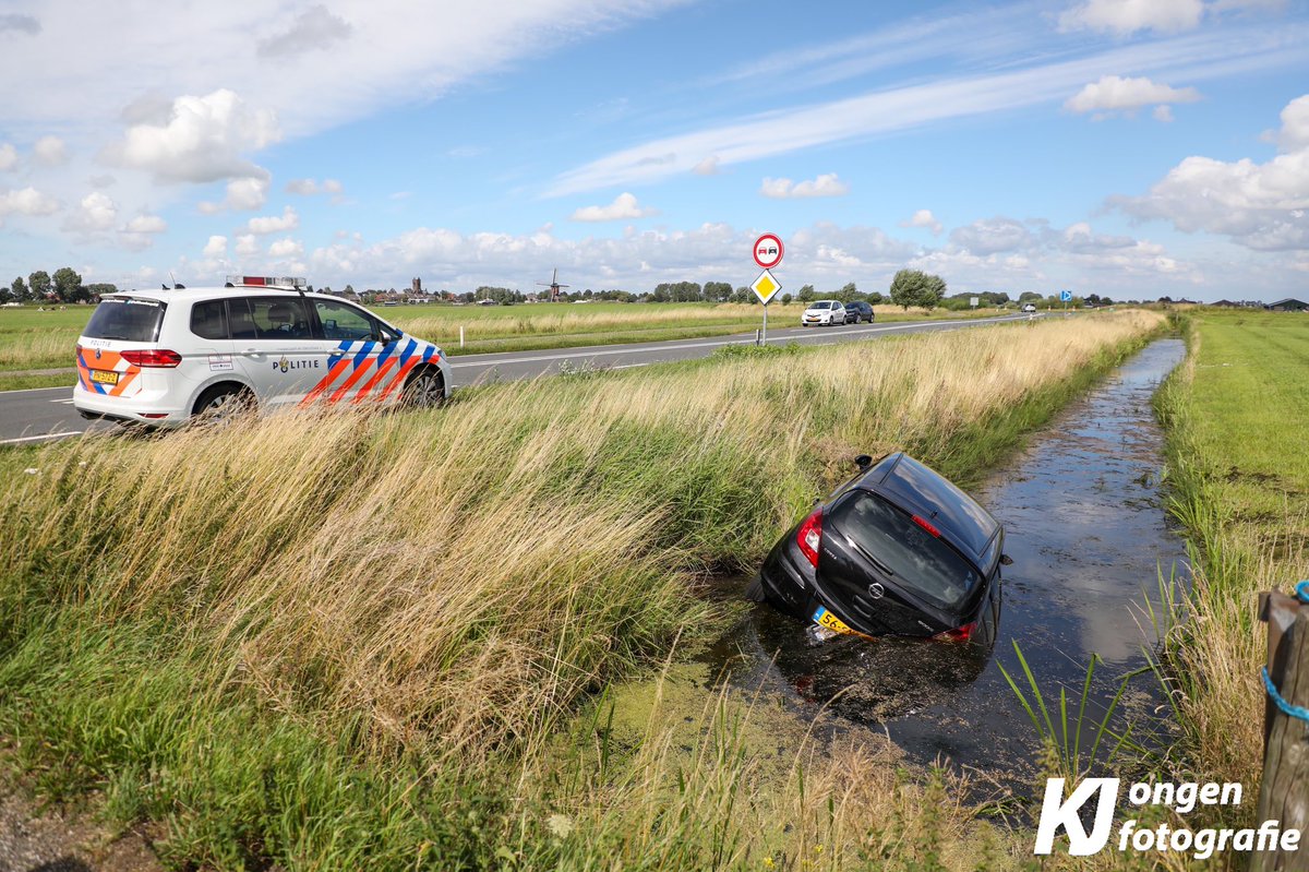 District16nl's tweet photo. Op de #N446 bij #Hoogmade is een personenauto te water geraakt nadat deze een traktor wilde inhalen. De bestuurder raakte niet gewond. Een berger komt ter plaatse om het voertuig te bergen. https://t.co/KO30XdbWX5