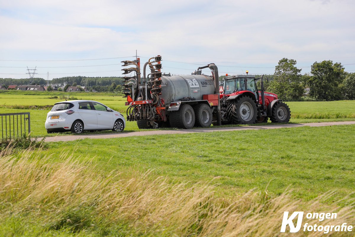 District16nl's tweet photo. Op de #N446 bij #Hoogmade is een personenauto te water geraakt nadat deze een traktor wilde inhalen. De bestuurder raakte niet gewond. Een berger komt ter plaatse om het voertuig te bergen. https://t.co/KO30XdbWX5