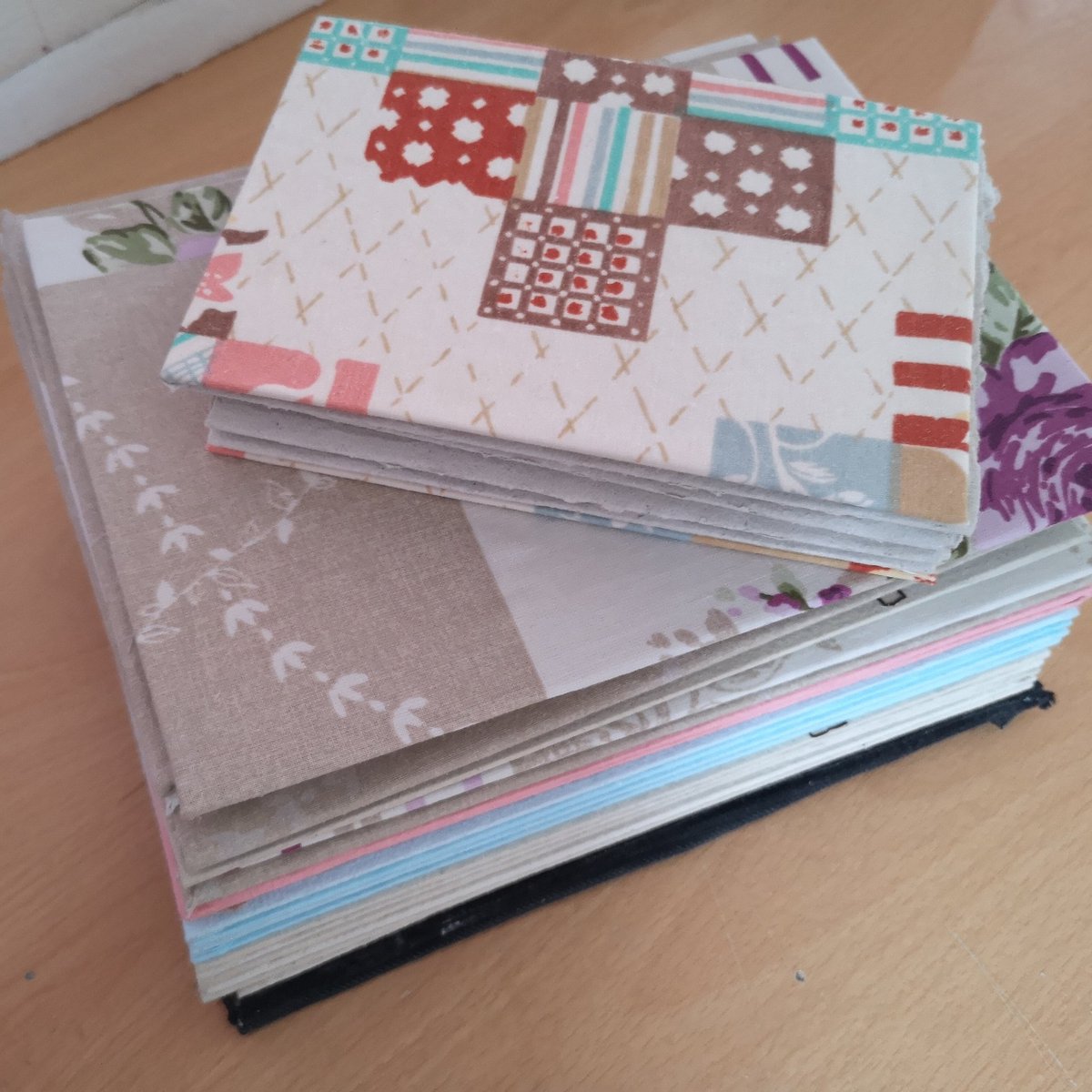 Melissaydesigns's tweet photo. I got some covers prepared. I'm also going to be making A6 notebooks.

#copticstitchjournal #journal #notebook #notpad #sketchbook #copticstitch #scrapbook #writingpaper #handmadepaper #paper #recylced #recycledpaper #recycledbook #upcycled #upcycledpaper #calligraphypaper https://t.co/3YRfqm0x1h