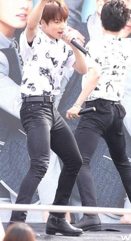 his body proportions = INSANE