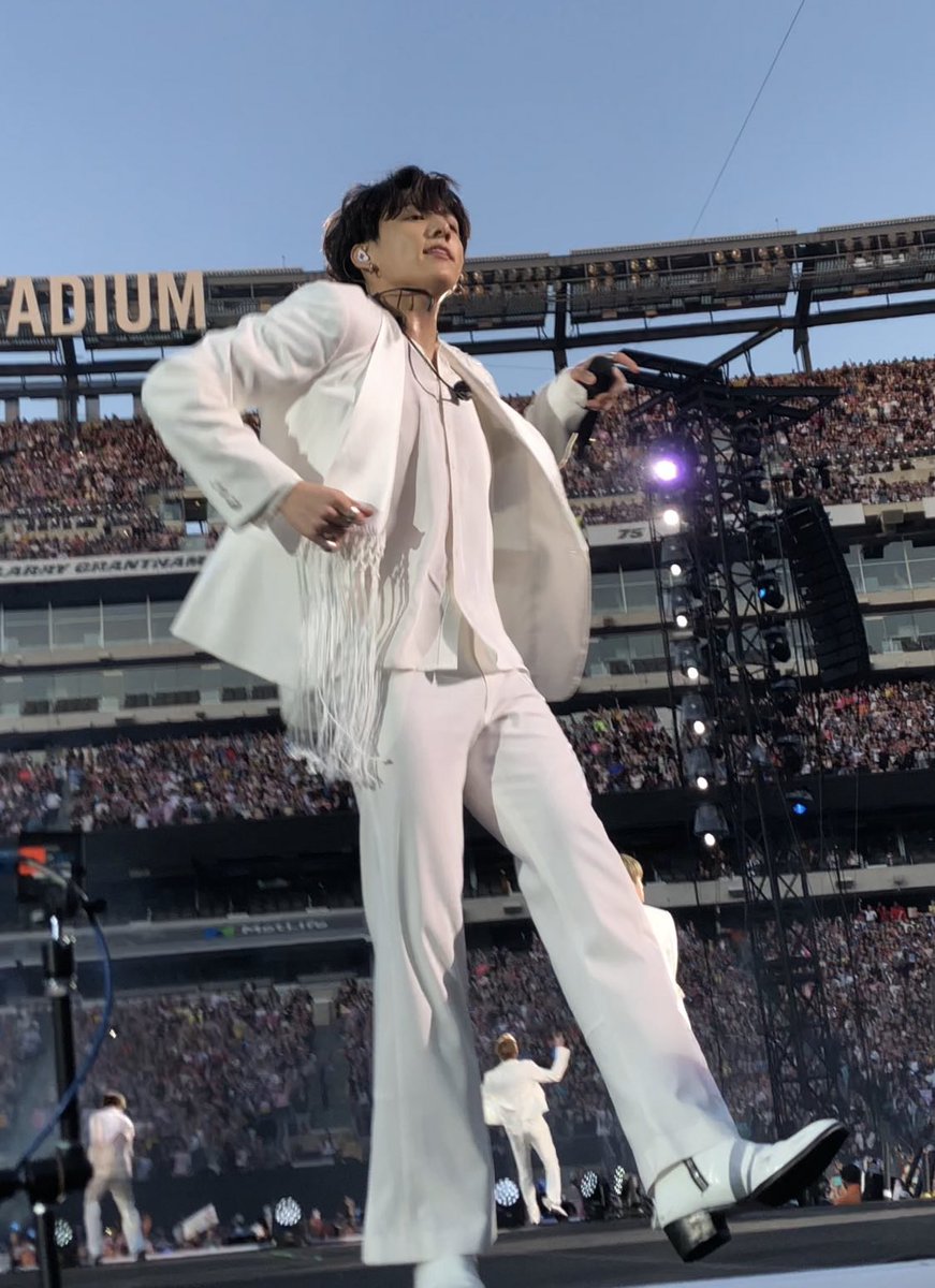 his body proportions = INSANE