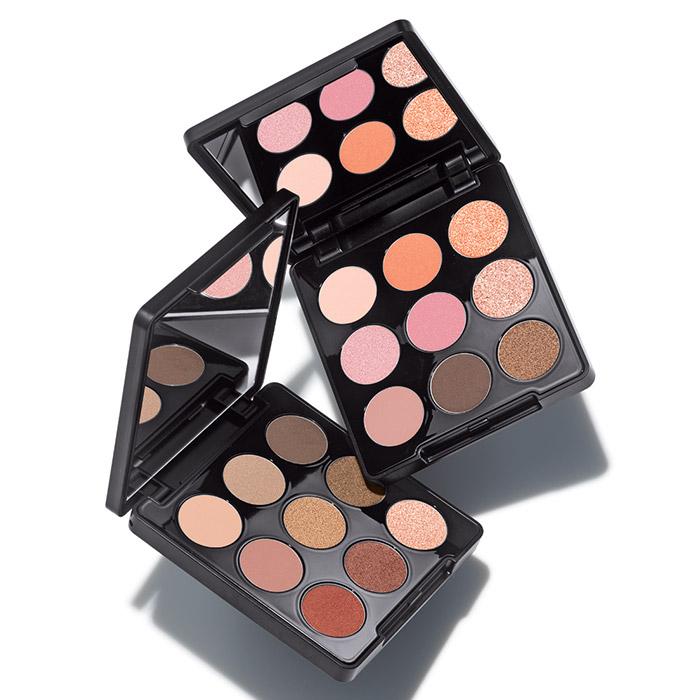 avonbyjoannt's tweet photo. Add some color to your Summer with our Mood Brown and Mood Coral palettes. Both on sale now for $18! 
Click on my link in the bio for more information. https://t.co/s5jK3vonwG
