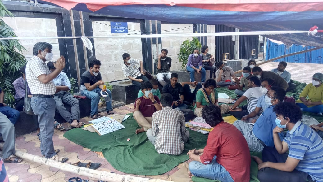 Abhisadhu1709's tweet photo. (1/4)The oldest institutes teaching Western Medicine in Asia Medical college, Kolkata is fighting for it's right.
@MamataOfficial @wbdhfw
#UnlockMCK
#InclusiveNOTExclusive
#DoctorsforPeople https://t.co/FKdWZzguPr