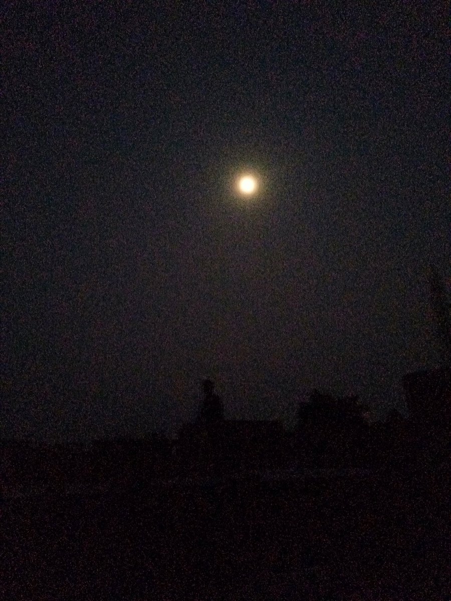 Mahi_Bhartiy's tweet photo. अकेलापन महसूस हुआ तो छत पर जाकर चांद देख लिया..!!
आप सभी भी देखें.... https://t.co/oEduixuumE
