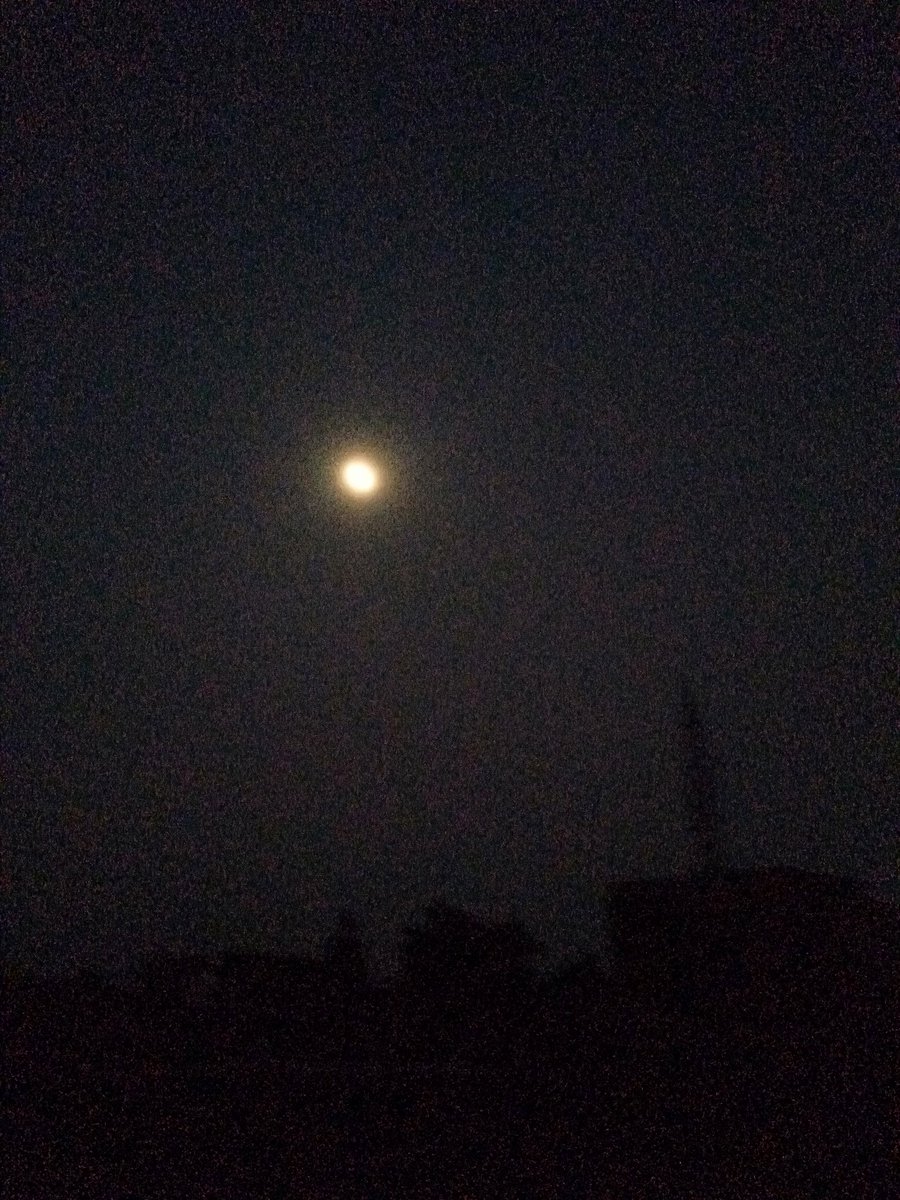 Mahi_Bhartiy's tweet photo. अकेलापन महसूस हुआ तो छत पर जाकर चांद देख लिया..!!
आप सभी भी देखें.... https://t.co/oEduixuumE