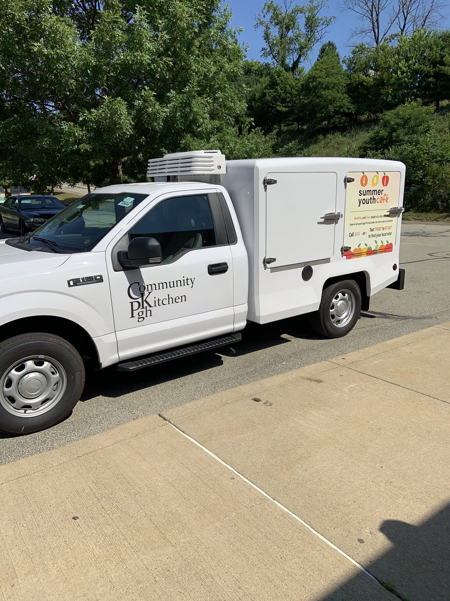 KatelynVogel6's tweet photo. Summer Food Program, Community Kitchen Pittsburgh here with bagged lunches: SAE 11-12, Education Center 12-1 and Glassport Youth Center (corner of 7th and Vermont) 1-2 https://t.co/kYK55Uizpx
