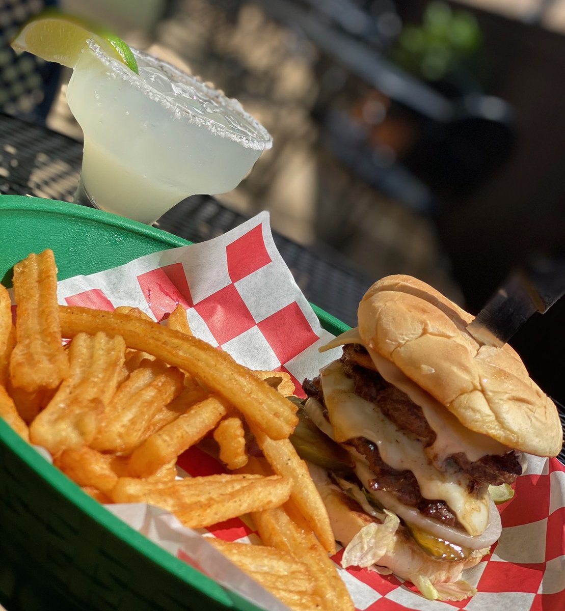 AngryOwlGrill's tweet photo. Don't forget the $3 #LunchaRita with your Mushroom Jack Burger! Weekdays until 3pm, PATIO Is OPEN, Dine In, order Online at https://t.co/RDDOa382i3 or call 532-2450 for curbside. #ElPaso #ItsAllGoodElPaso #EPTX #ElPasoLocal #OwlGood #ElPasoFood https://t.co/QOhAoeZH6M