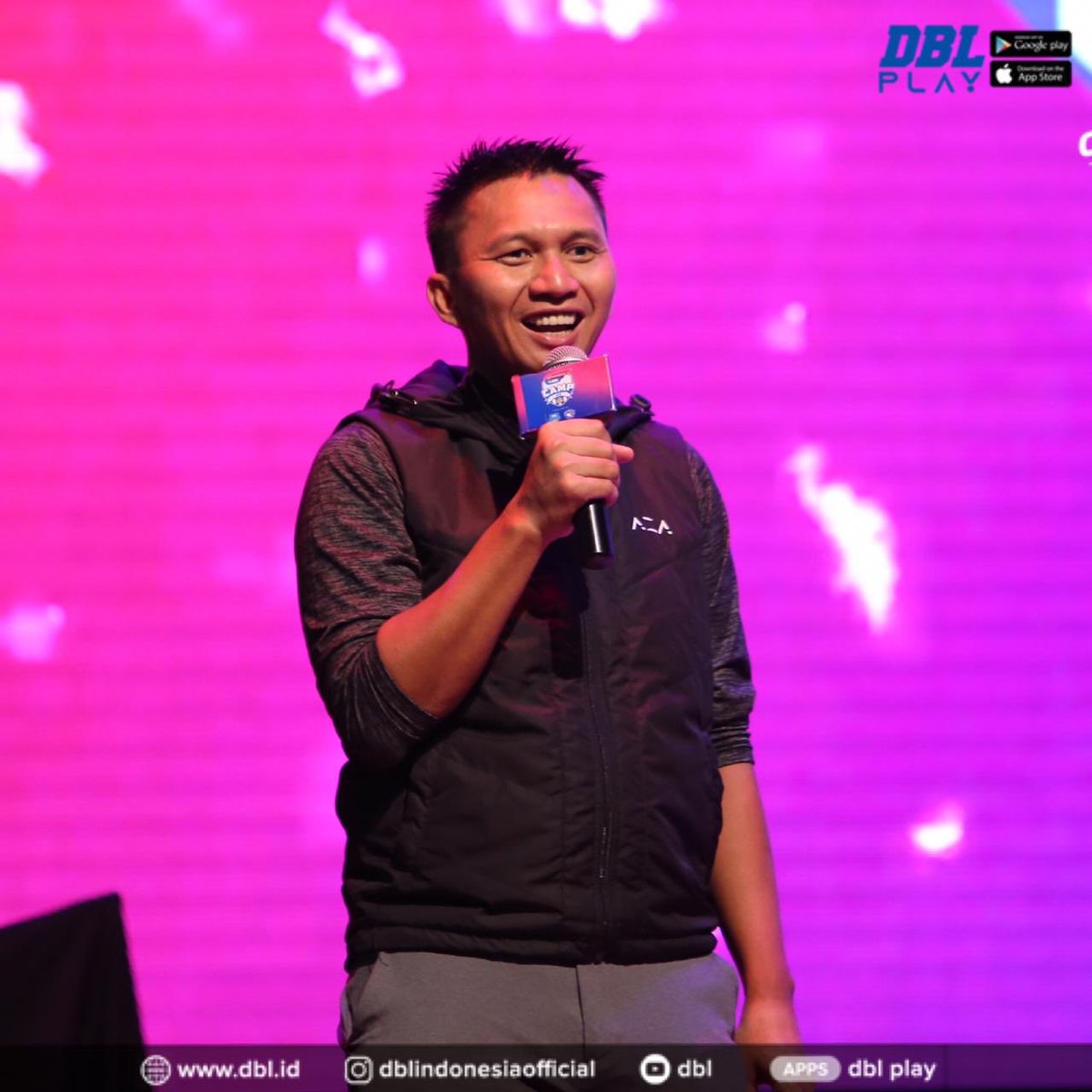 Hari Sabtu (4 Juli) jam 4 sore, CEO DBL Indonesia Azrul Ananda ngajakin ngobrol via Zoom tentang “Anak Muda, Olahraga dan Korona”. Akan ada Menpora RI Zainudin Amali jg.  Kuota terbatas hanya untuk 100 orang. Yang mau join bisa reservasi di dbl.id/dbltalks