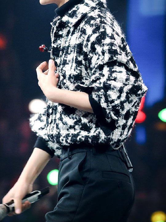 new entries thanks to zhass supporters  AND BLESS GG FOR WEARING TIGHT PANTS AROUND THE WAIST 