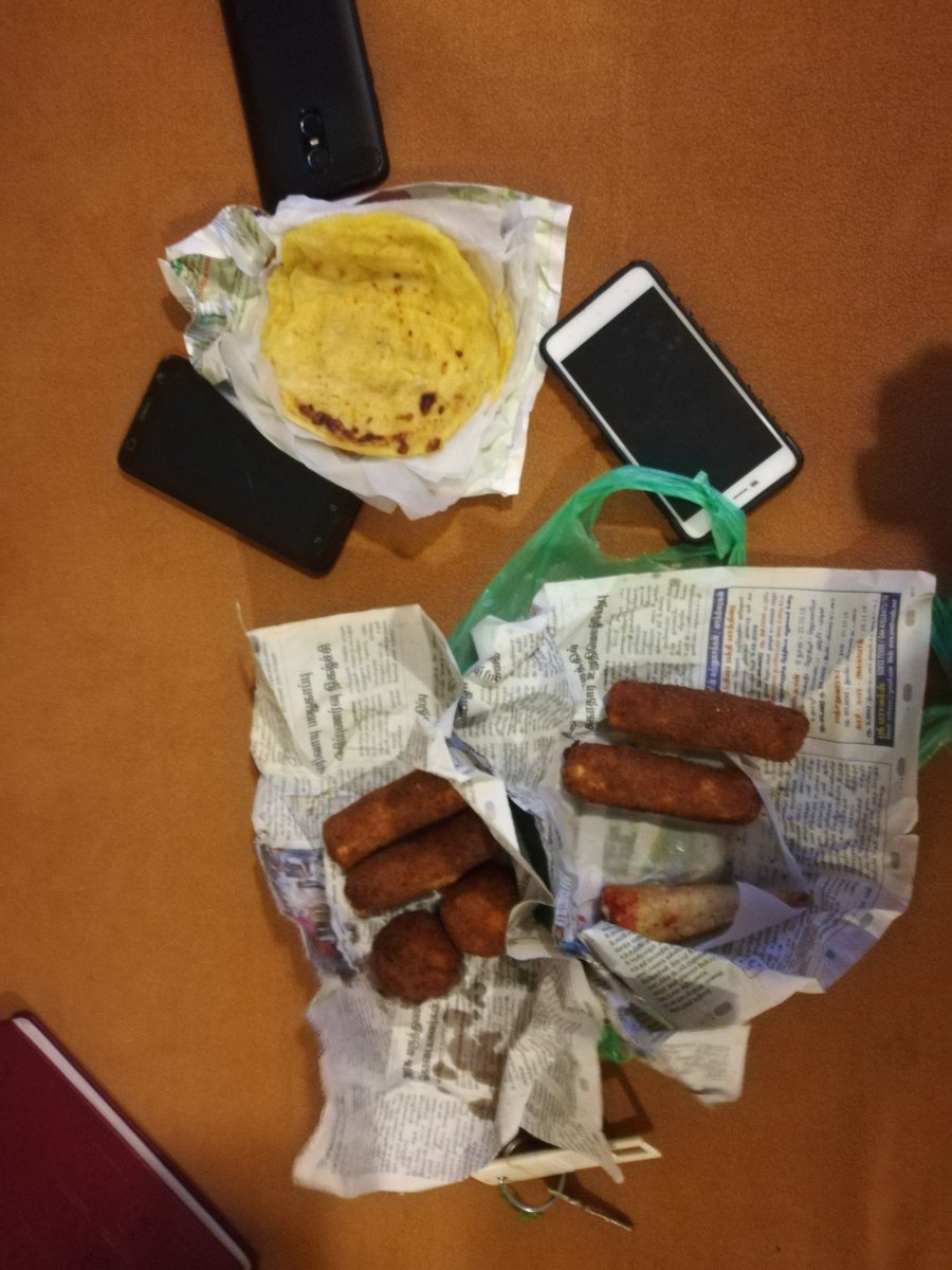 Small eats from Vijay snacks bar. Thenga poli, vegetable roll, panneer roll, veg cutlet and a pic of me mosukifying vegetable roll after convincing  @Prince_Deepu that the shop had run out of it on a different day. .(Pics by  @Prince_Deepu)