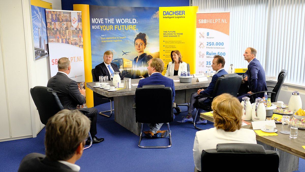 Gisteren gingen erkende #leerbedrijven, #scholen en beleidsmakers in gesprek met de #koning over het voorkomen van #jeugdwerkloosheid en het behouden van #stages en #leerbanen. Het werkbezoek vond plaats bij het erkende leerbedrijf <a href="/dachser_nl/">DACHSER Nederland</a>. Meer info: sbbhelpt.nl