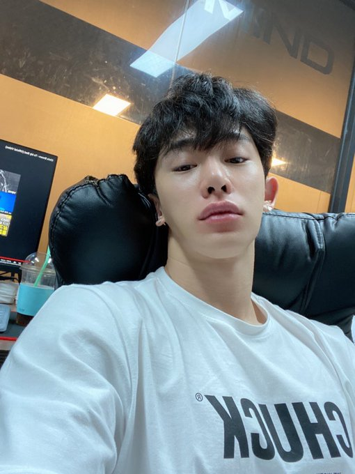it feels like his debut is coming up soon, he's recently posted selcas in the recording studio and dance studio, so here's a thread of some basic facts as well as some interesting things to know about him for those who are curious~