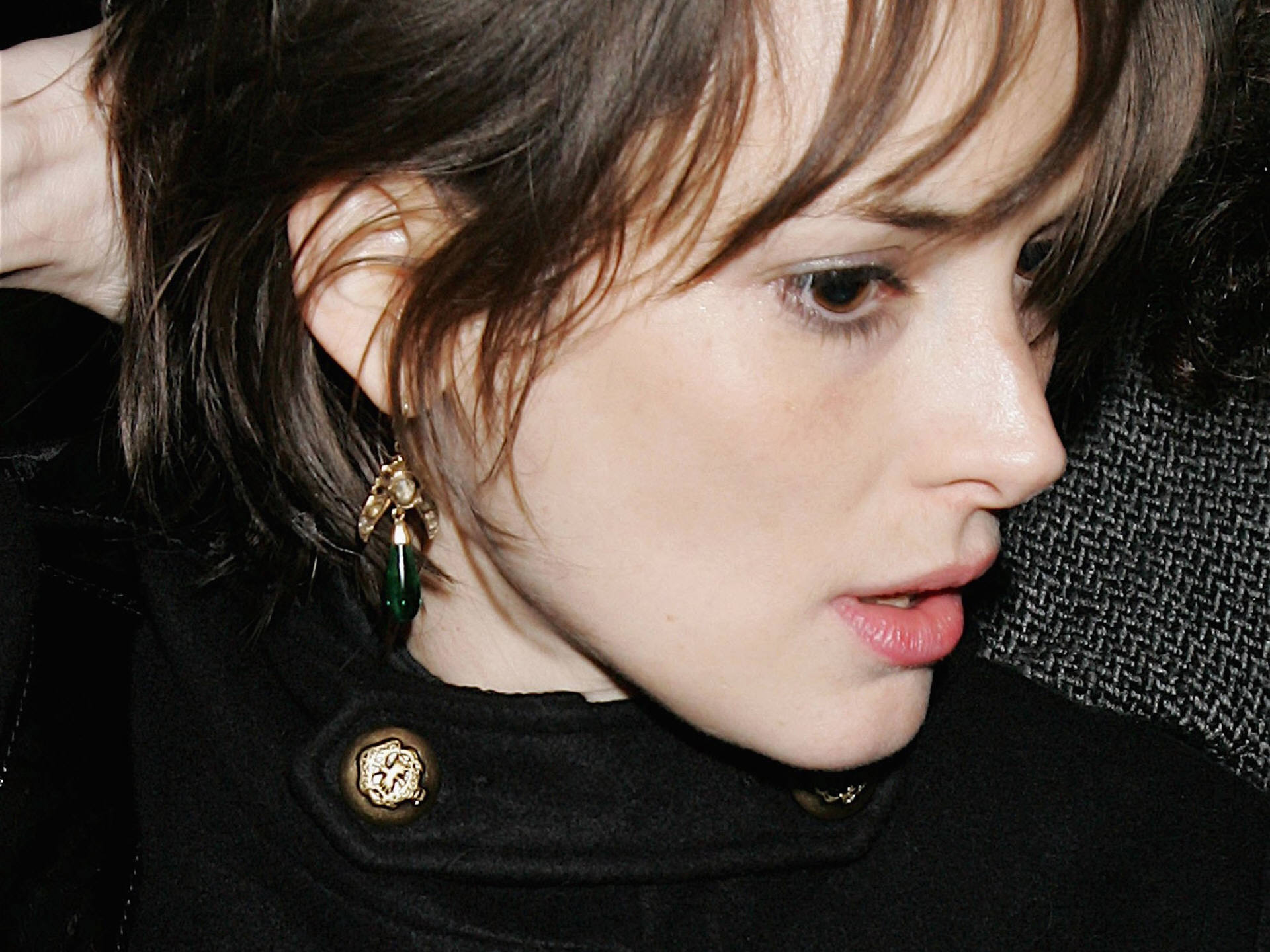 ぼのぼの Twitter પર あらためて見ると ウィノナ ライダーって 髪が黒いせいもあってか 明らかに日本人受けするタイプの外国人美女だな この辺の写真など 今週出た女性ファッション誌のグラビアと言われても 一欠片の違和感も無い T Co Gjqr644t6v