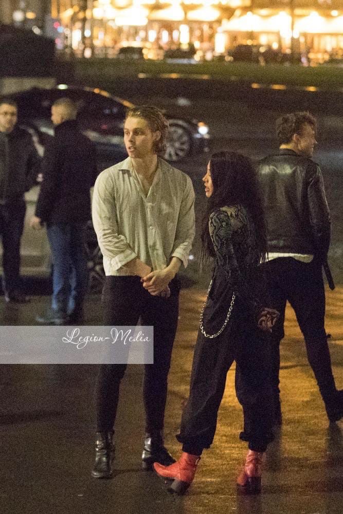 mikroxbts's tweet photo. OMG IS SIERRA WEARING ASHTON’S LEATHER JACKET 😭❤️
DID ASHTON GIVE HER HIS JACKET BECAUSE SHE WAS COLD
I’M CRYING https://t.co/lWHDTbA5oF