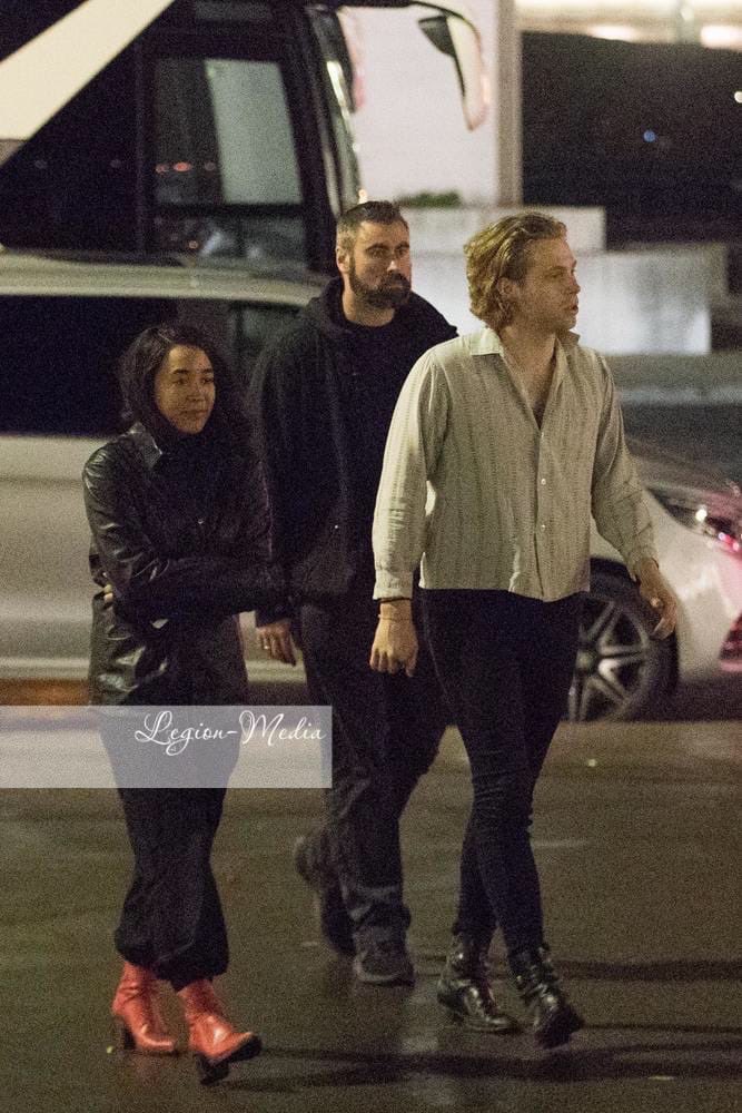 mikroxbts's tweet photo. OMG IS SIERRA WEARING ASHTON’S LEATHER JACKET 😭❤️
DID ASHTON GIVE HER HIS JACKET BECAUSE SHE WAS COLD
I’M CRYING https://t.co/lWHDTbA5oF