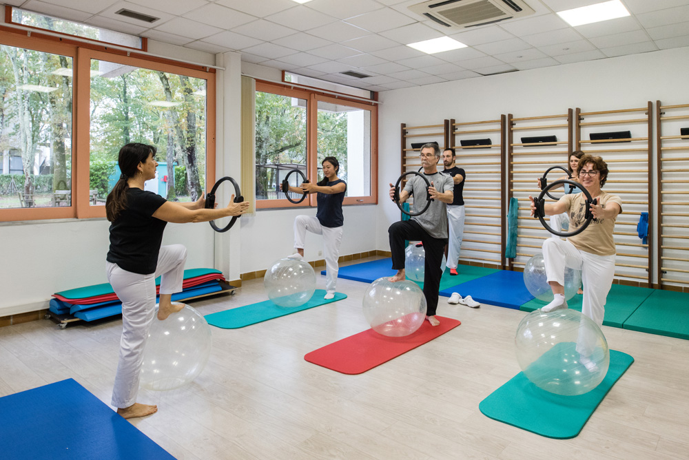 KorianFrance's tweet photo. 🏥 Positionnée entre l’hospitalisation de courte durée et le retour du patient au domicile, la #clinique de Soins de Suite et Réadaptation #SSR joue un rôle primordial au sein du système de #santé 👉 https://t.co/NM8jchwPCJ #Korian #LeSoinACoeur #Rééducation #SantéMentale https://t.co/SWAOthTCmI