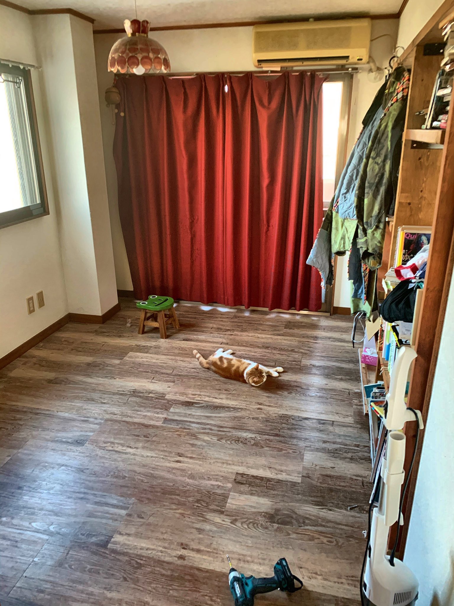 もちづきひでき 秘技 床はり おっしゃれーな床ちゃんの下の模様は こんな感じのレトロな床 ちゃんでした どちらも可愛い 壁とか天井が古いので 床はこんな感じにするとお洒落になります お洒落な部屋にしたい人 言ってくれたらこんな感じの床に
