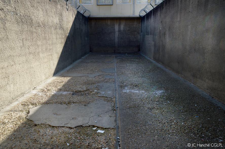 #Prison C'est vrai qu'en termes de rénovation, à #Fresnes, il n'y a rien de plus urgent. Ce n'est pas comme s'il y avait des punaises, des rats, des douches insalubres, des boxes à chevaux en guise de cours de promenades, des cabines de parloirs indignes, etc.