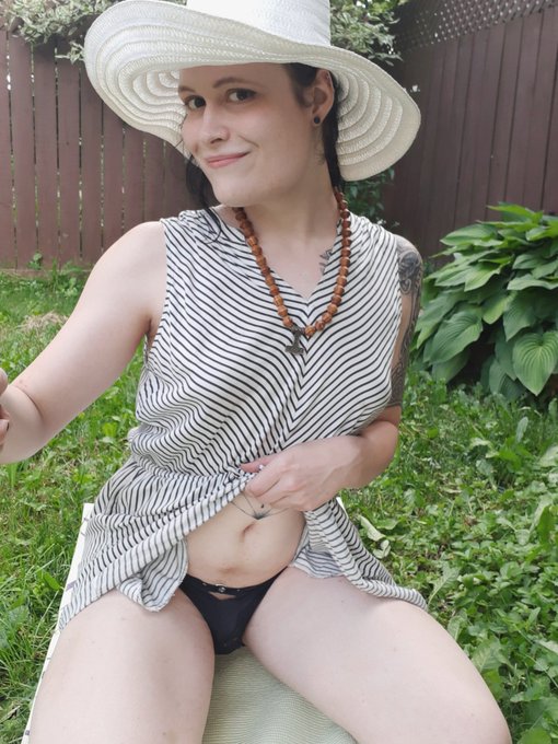 Got to enjoy some lounging around on Canada Day 😎 soaking up the Sun and iced tea while @miss_ozma  grills<a href="/tag/mvsales"class="tags"><span>#mvsales</span></a><a href="/tag/mvtrans"class="tags"><span>#mvtrans</span></a>