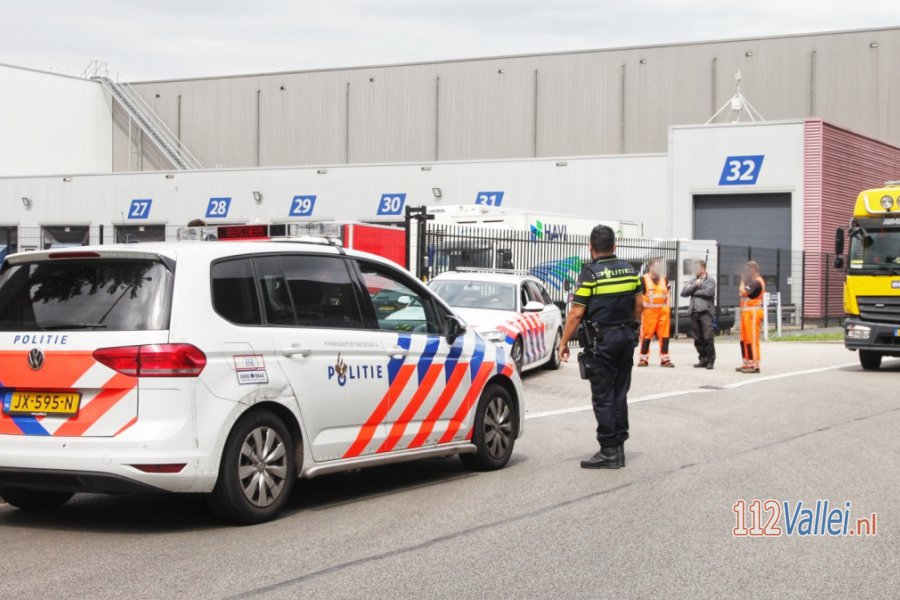Zwaarbewapende agenten vallen loods binnen op bedrijventerrein De Wieken in #Amersfoort. 112Vallei.