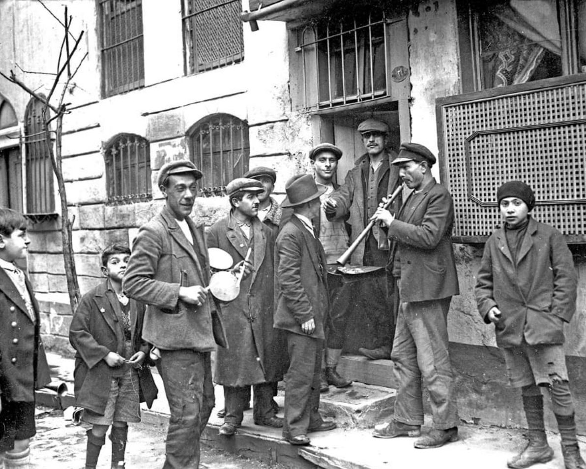 Kapıları dolaşıp bahşiş toplayan sokak müzisyenleri... 30’lar