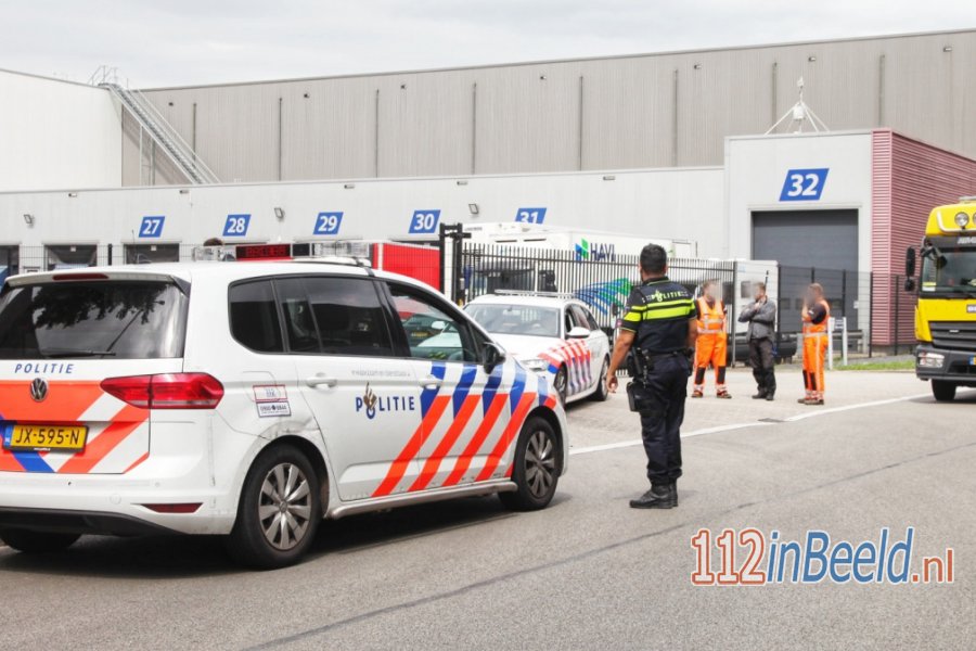 Zwaarbewapende agenten vallen loods binnen op bedrijventerrein De Wieken in #Amersfoort. 112 in Beeld.