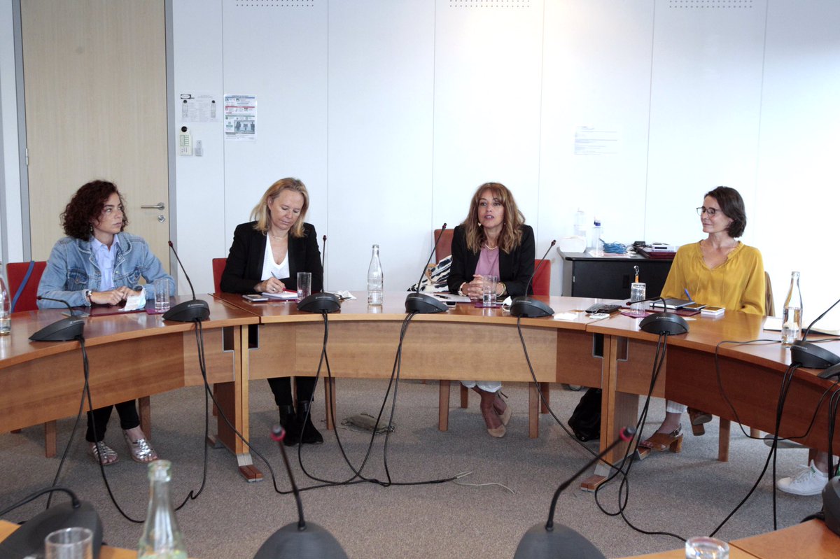 RoxaMaracineanu's tweet photo. Nous devons valoriser la place et la représentation des femmes dans le sport et les médias. Valoriser leur expertise et leur talent pour plus d'égalité et de mixité dans le sport. 
J'ai rencontré le collectif #LesEssentielles ce matin pour qu’on y travaille ensemble @FastSport_ https://t.co/KIASxG0KVU