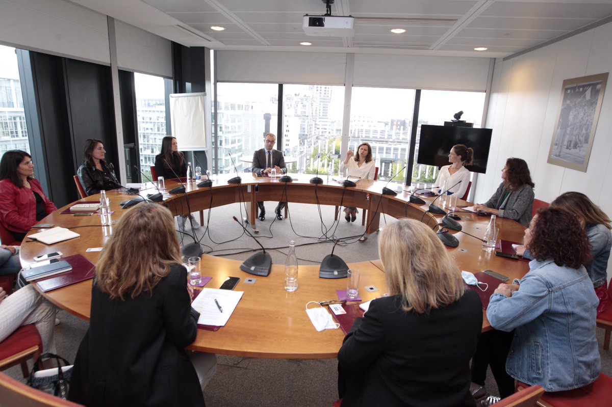RoxaMaracineanu's tweet photo. Nous devons valoriser la place et la représentation des femmes dans le sport et les médias. Valoriser leur expertise et leur talent pour plus d'égalité et de mixité dans le sport. 
J'ai rencontré le collectif #LesEssentielles ce matin pour qu’on y travaille ensemble @FastSport_ https://t.co/KIASxG0KVU