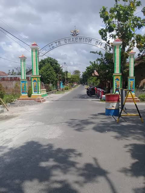 Selain itu juga harus tau patokan yang sering banget dipake masyarakat lokal :Bangjo = Lampu merahPrapatan = PerempatanProtelon/pertelon = PertigaanDronjongan = TurunanGepuro/Gapuro = Gapura kampungWit = PohonMlebu = MasukCakruk = Pos rondaPlang = Tanda penunjuk