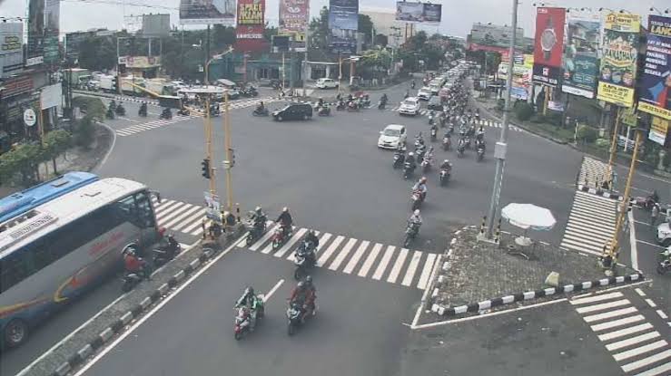 Selain itu juga harus tau patokan yang sering banget dipake masyarakat lokal :Bangjo = Lampu merahPrapatan = PerempatanProtelon/pertelon = PertigaanDronjongan = TurunanGepuro/Gapuro = Gapura kampungWit = PohonMlebu = MasukCakruk = Pos rondaPlang = Tanda penunjuk