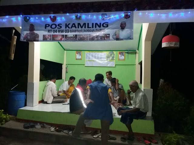 Selain itu juga harus tau patokan yang sering banget dipake masyarakat lokal :Bangjo = Lampu merahPrapatan = PerempatanProtelon/pertelon = PertigaanDronjongan = TurunanGepuro/Gapuro = Gapura kampungWit = PohonMlebu = MasukCakruk = Pos rondaPlang = Tanda penunjuk