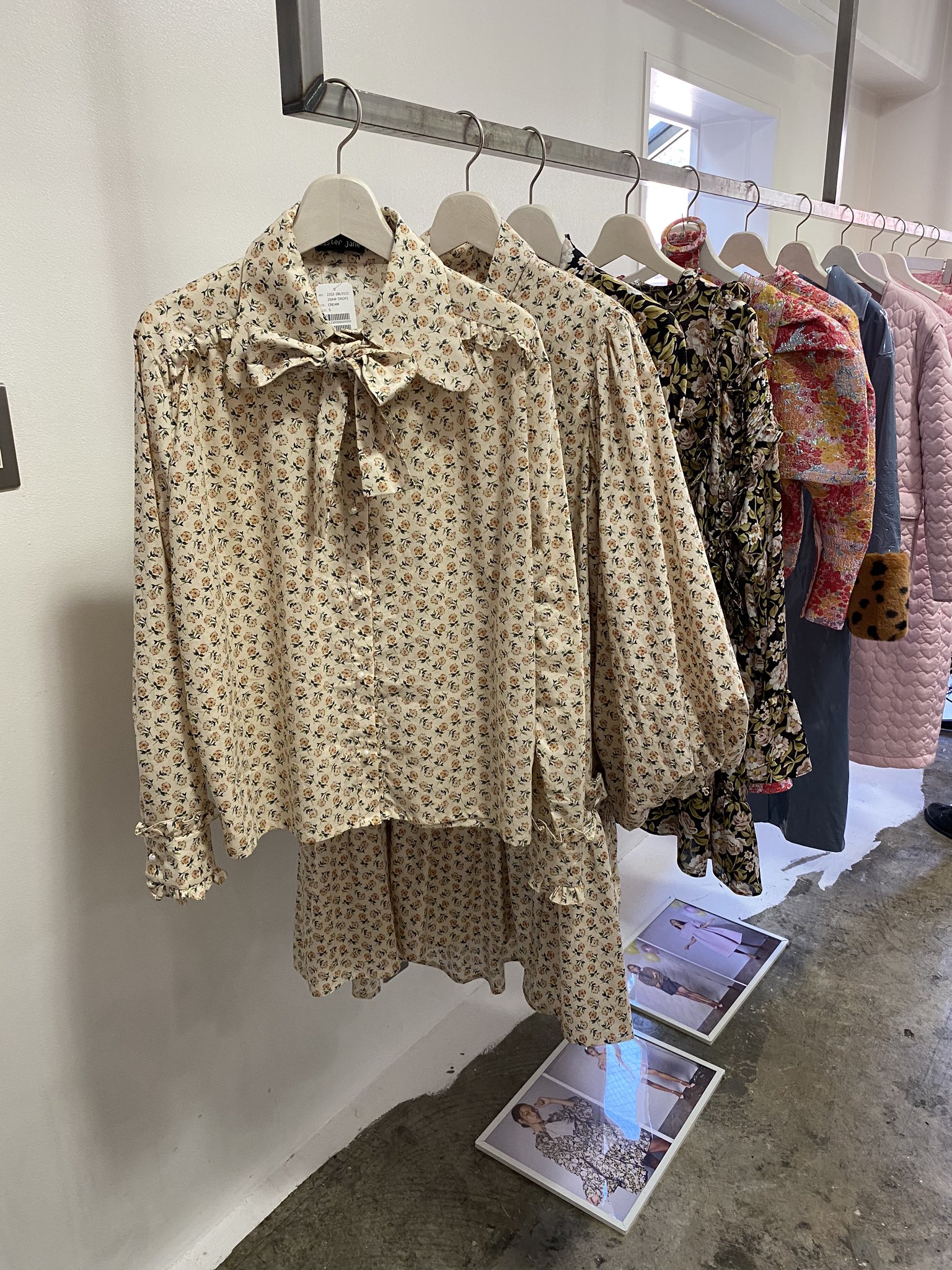 アール編集部 5月号発売中 Al Twitter やっぱり服が好き 派手好き編集部の心を踊らせる ザウォールショールーム の展示会 秋冬服もパヤつきとヴィンテージ感を料率させる シスタージェーン にときめき フランスのインフルエンサー初のブランド