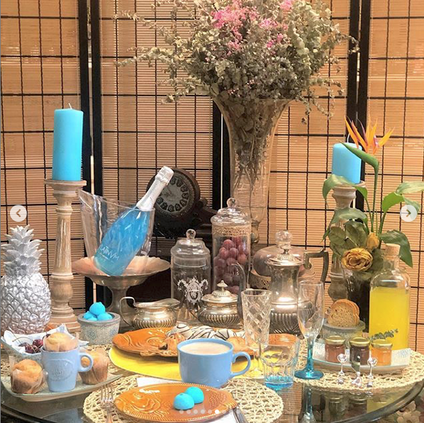 platinvmspain's tweet photo. 🧁🍇🍹¡Y hoy nos hemos alegrado el día con esta deliciosa propuesta de un #brunch #vintage de mano de #petitgrinzaeventplanner de #Asturias! Bollería mini, dulces, fruta y las olas turquesa del espumoso #Platinvm Piña y Coco: una idea genial para este fin de semana... https://t.co/Imr8btxX23
