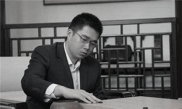 globaltimesnews's tweet photo. Chinese #GoPlayer Fan Yunruo, 24, fell from his home in Shanghai and died Thursday afternoon. Fan was suffered from #depression. The Chinese #Weiqi Association and other go plays such as Ke Jie and Gu Li grieved over his death. https://t.co/4DZsDMews8