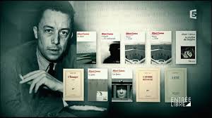 la publication de l’Etranger que Camus lui a fait parvenir, ainsi que le Mythe de Sisyphe.Ces deux ouvrages paraissent en 1942, dans la plus prestigieuse maison d’édition française, alors qu’il n’a que 29 ans. Ce sont les deux premières pièces du « cycle de l’absurde »,