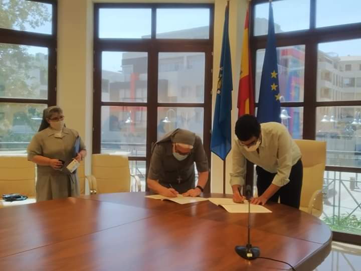 MelillaRmi's tweet photo. #rmimelilla ha firmado los Convenios de Colaboración de los programas que desarrolla con el Consejero de Economía y Políticas Sociales https://t.co/ChYZlzg9rR