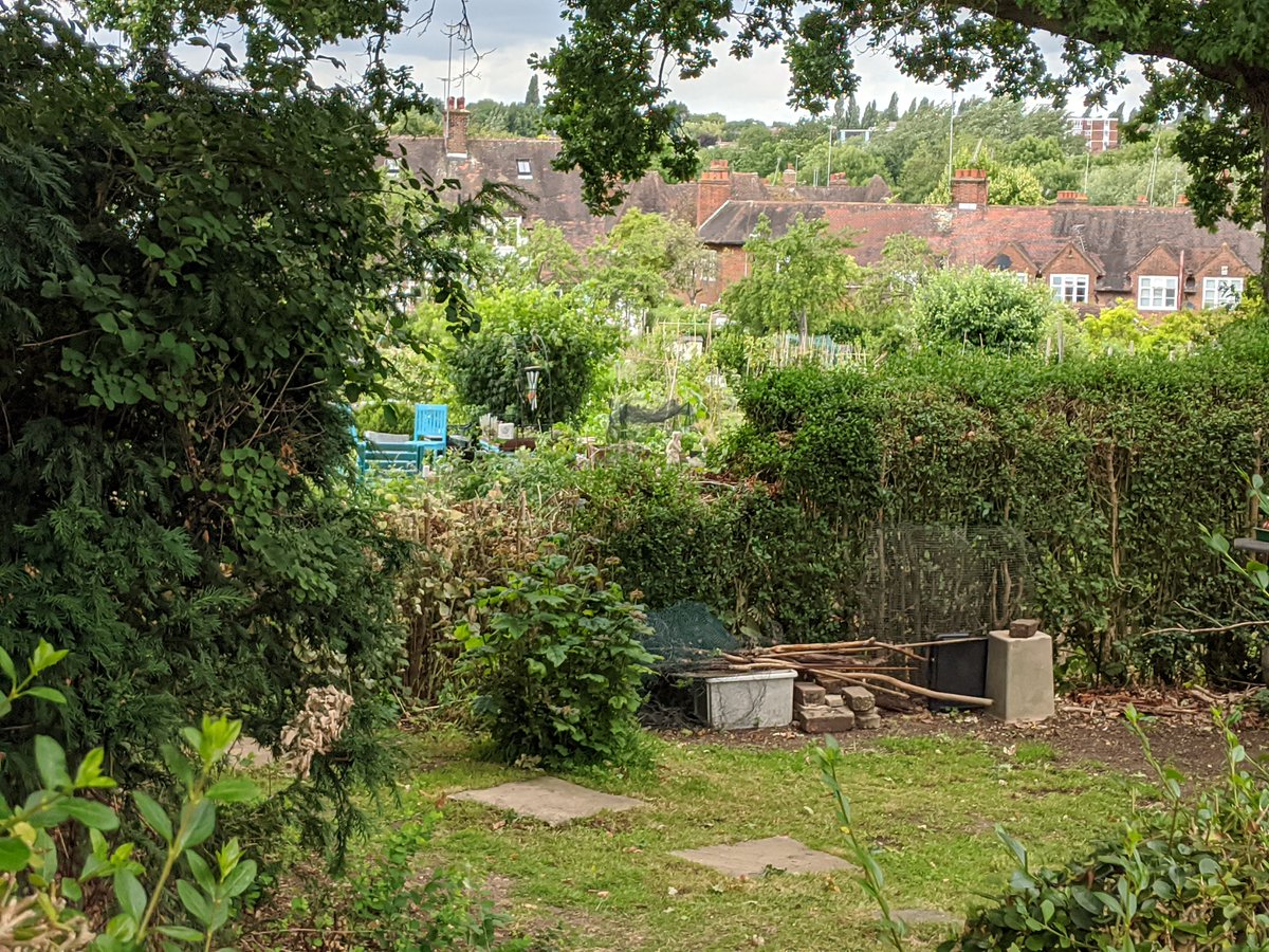 10/ 'Twittens' - hedge-lined footpaths - connect a series of closes. After Wordsworth Walk you glimpse allotments which, providing healthy food and recreation, were an important part of the founding vision. The drainpipe lettering marks the co-partnership Hampstead Tenants Ltd.