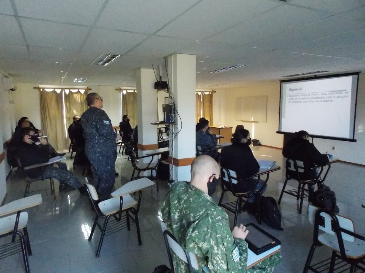 ESGUE3's tweet photo. Continúa en forma presencial el Curso de Pasaje de Grado de Tenientes de Navío para Capitanes de Corbeta en la Escuela de Guerra Naval. https://t.co/JbzOksKDGu