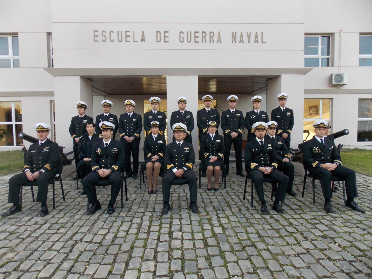 ESGUE3's tweet photo. Continúa en forma presencial el Curso de Pasaje de Grado de Tenientes de Navío para Capitanes de Corbeta en la Escuela de Guerra Naval. https://t.co/JbzOksKDGu